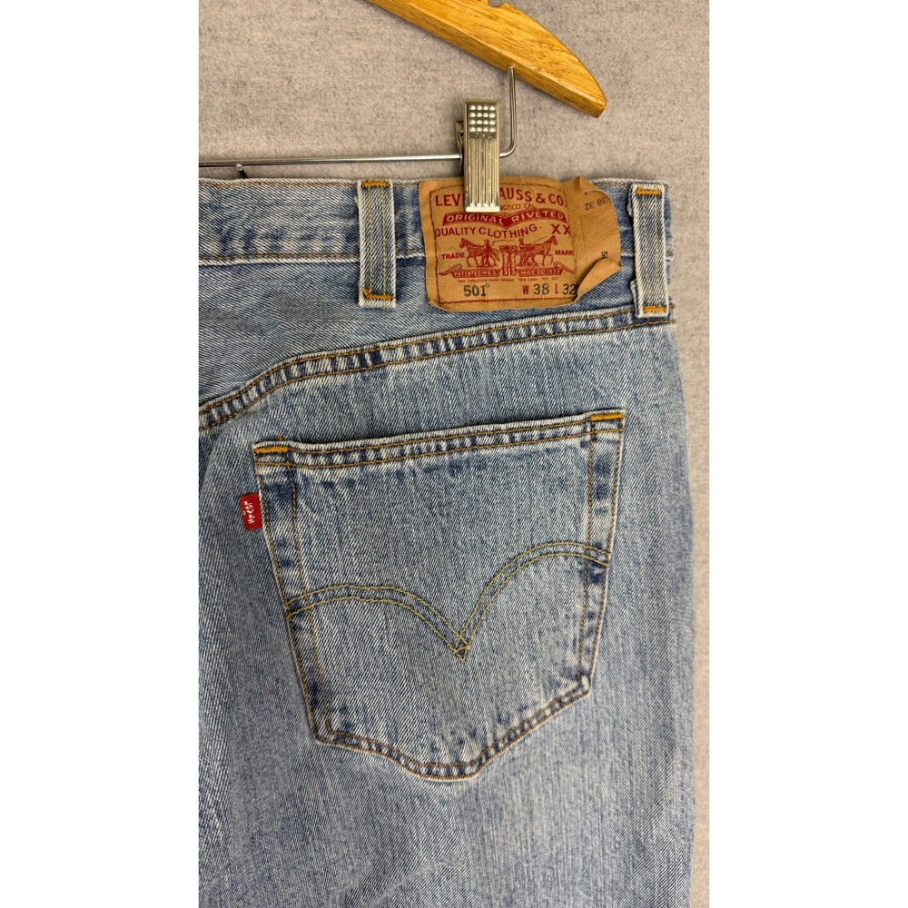 Levis 501 Original Fit Jeans Mens 35x31 Light Wash Blue Straight Leg Button Fly - Picture 1 of 7